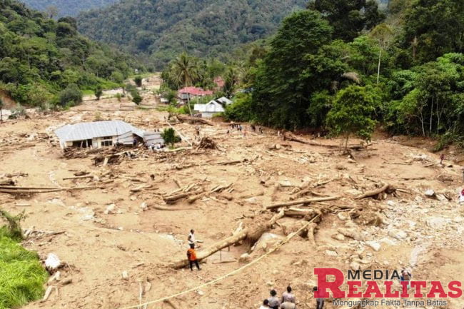 10 Rumah Beserta Isinya Hanyut Terbawa Banjir Bandang