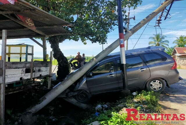 Satu Unit Mobil xenia Tabrak Tiang Listrik di Aceh Timur