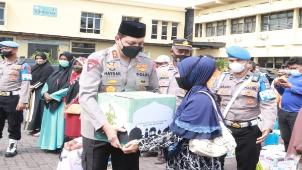 Kapolda Aceh Bagi Ratusan Sembako Untuk Masyarakat