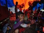 Makanan Terbatas, Pengungsi Gempa Terpaksa Makan Nasi Sisa