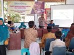 Kapolsek Samatiga sedang melakukan sosialisasi bahaya narkoba dan Gampong Tangguh Anti Narkoba di Balai desa Cot Pluh. Kec. Samatiga Kab. Aceh Barat. Dok. Mediarealitas / FM.