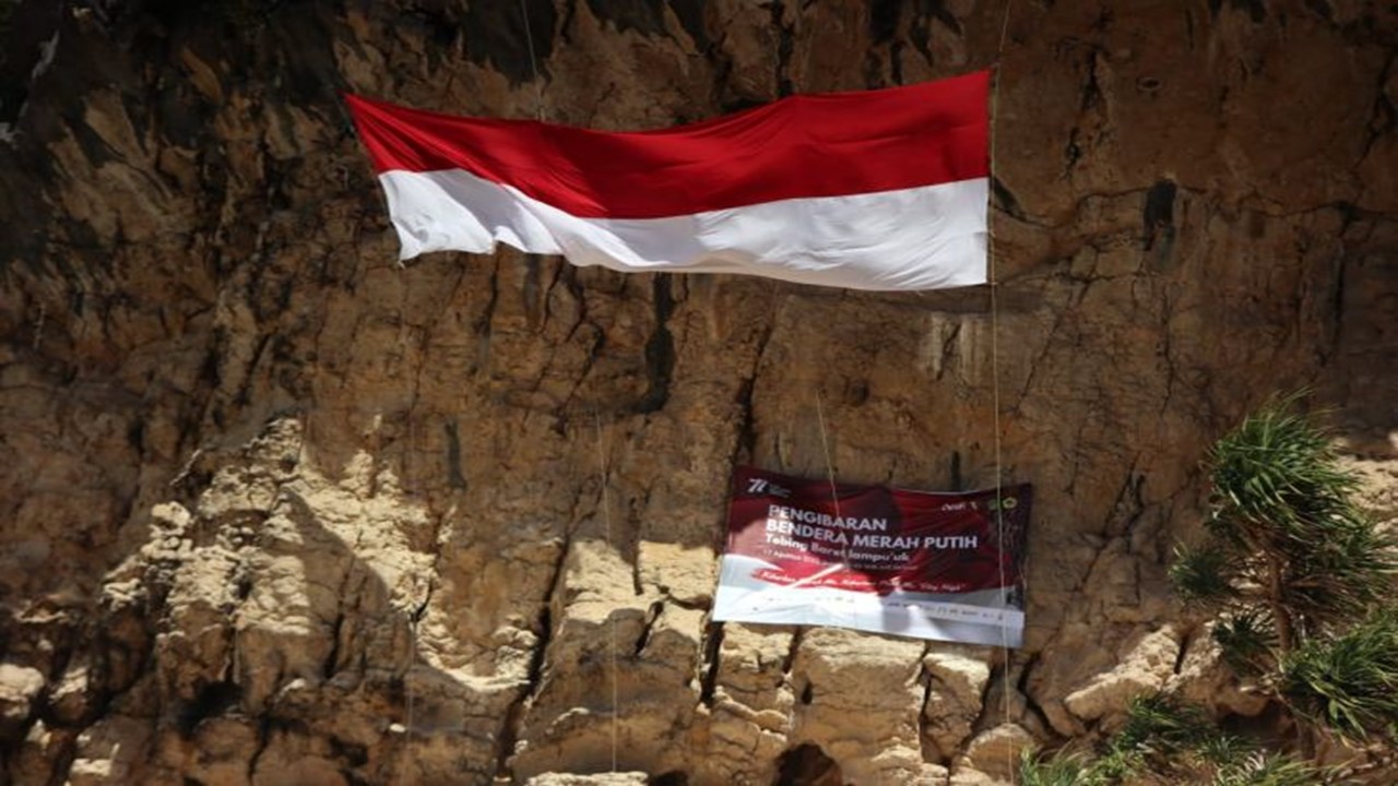 Bendera Merah Putih Raksasa Berkibar di Tebing Aceh Besar