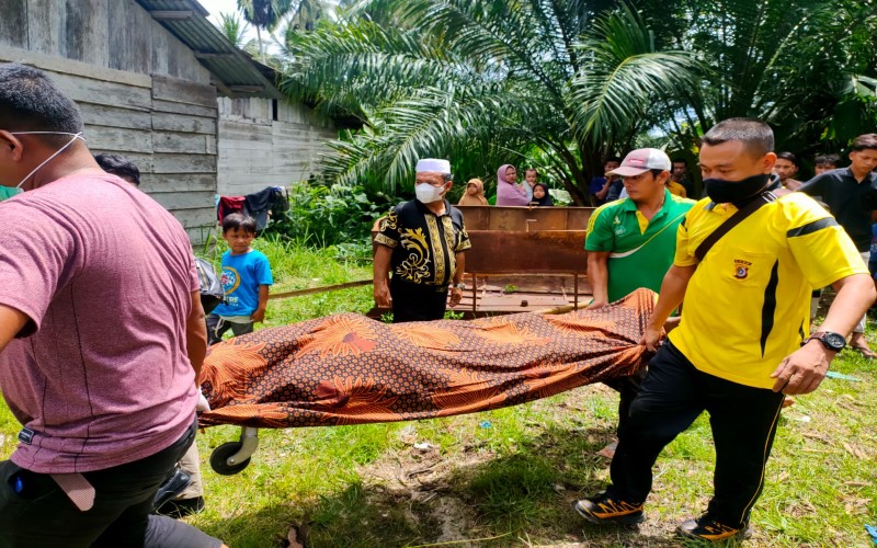 Polres Aceh Singkil Evakuasi Mayat Di Bawah Pohon Sawit
