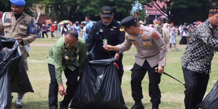 Usai Karnaval HUT RI ke-77, Kapolres Lhokseumawe dan Pj Walikota Kompak Bersihkan Sampah