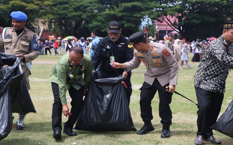 Usai Karnaval HUT RI ke-77, Kapolres Lhokseumawe dan Pj Walikota Kompak Bersihkan Sampah