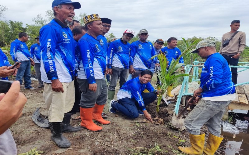 Anggota DPRA dan Keuchik Lakukan Penanaman Pohon Kelapa