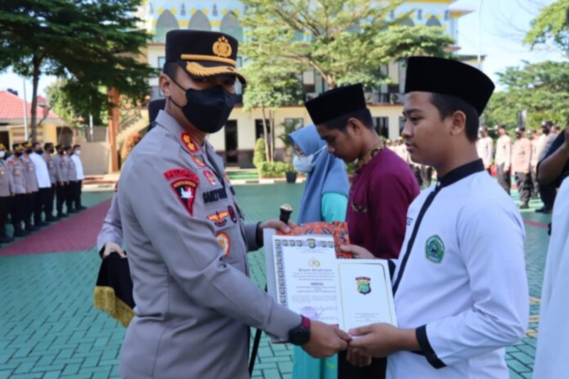 Polres Tangerang Selatan (Polres Tangsel) memberikan penghargaan