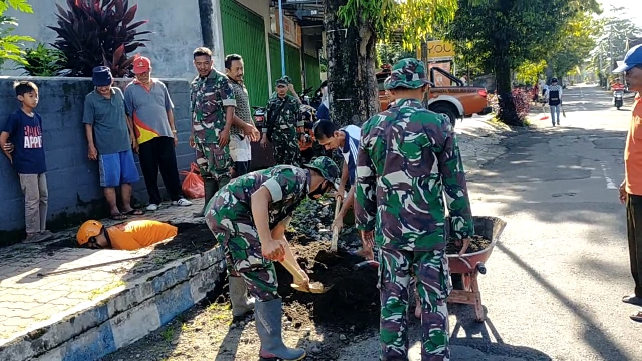Koramil Wlingi Gelar Kerja Bakti Pembersihan Drainase