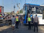 Polisi Evakuasi Busway Mogok di Rel Kereta Api Jakarta Barat