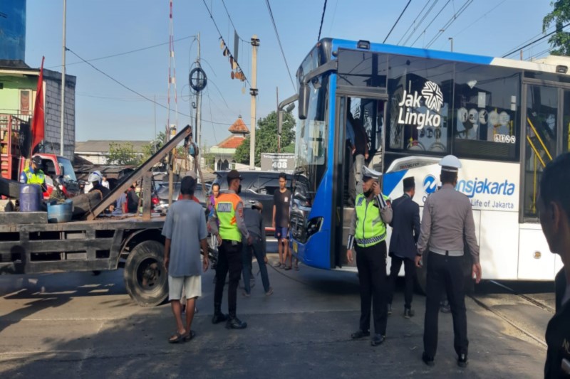 Polisi Evakuasi Busway Mogok di Rel Kereta Api Jakarta Barat