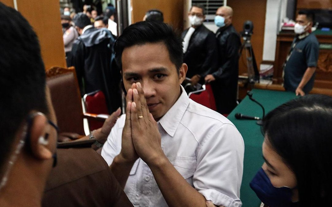 Bharada E Divonis Penjara Satu Tahun Lebih Bharada E Divonis Penjara Satu Tahun Lebih
