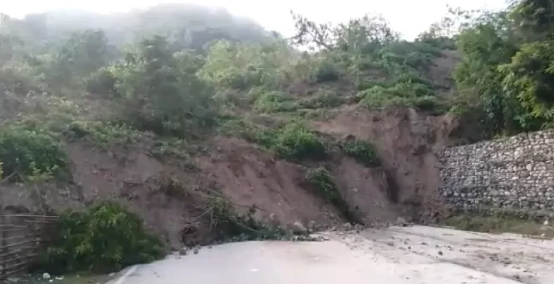 Akibat Longsor, Transportasi di Pulau Timor NTT Lupuh Total Akibat Longsor, Transportasi di Pulau Timor NTT Lupuh Total