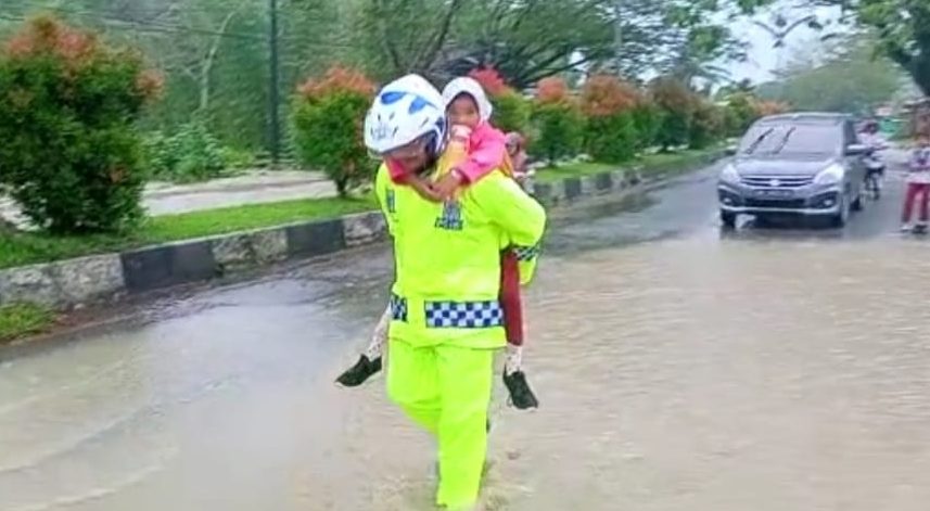 Kasat Lantas Gendong Anak Sekolah SD Lewati Banjir