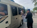 Brimob Aramiyah Bagi Takjil Di Jalan Lintas Banda Aceh - Medan