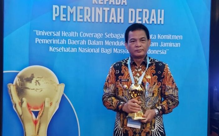 Pj Bupati Simeulue Raih Penghargaan UHC Award 2023