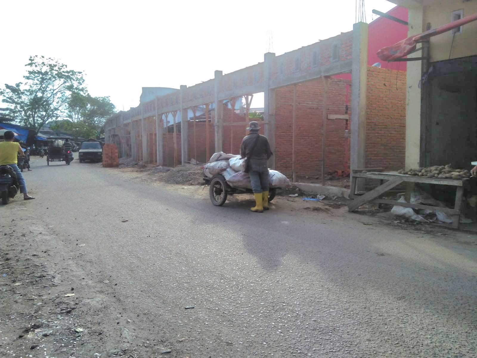 Bangunan kios permanen yang dibangun di atas bahu jalan