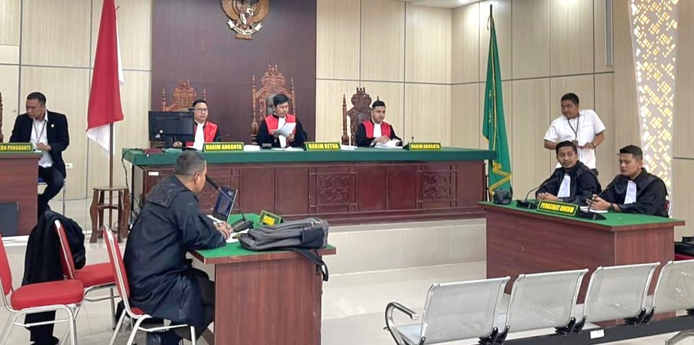 TOKE AW DIBEBASKAN
