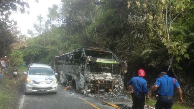 Bus Antar Lintas Sumatera Mengalami Mati Mesin Yang Mengakibatkan Terbakar