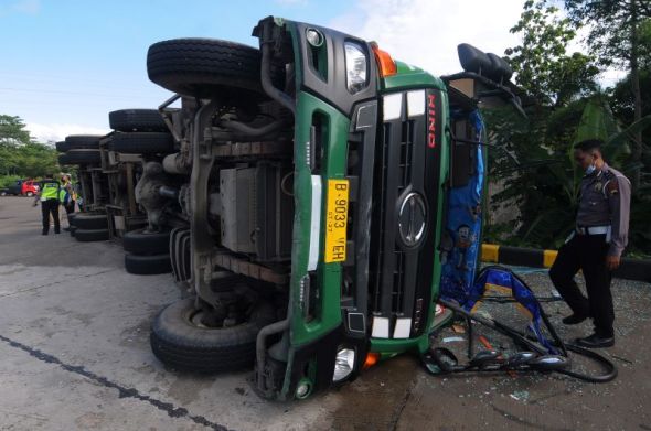 Enam Orang Tewas Dalam Kecelakaan Maut di Tol Semarang-Solo