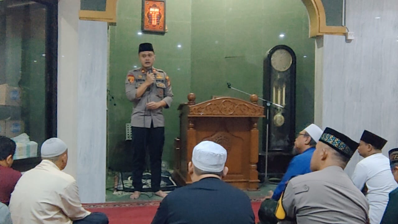 Ceh Kamtibmas, Kapolsek Tanjung Duren Ajak Warga Solat Berjamaah Ceh Kamtibmas, Kapolsek Tanjung Duren Ajak Warga Solat Berjamaah