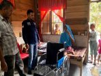 Haji Uma Serahkan Kursi Roda Kepada Penderita Stroke di Aceh Timur