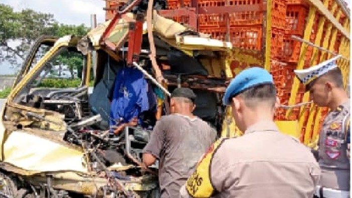 Kecelakaan Truk Muatan Ayam Tubruk Truk Polri Di Tol Jagorawi