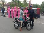 Personel Brimob-Bhayangkari Bagi Takjil Gratis Kepada Pengendara