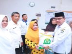 Stabilkan Harga Pangan, PJ Bupati Aceh Barat Salurkan Bantuan CBP