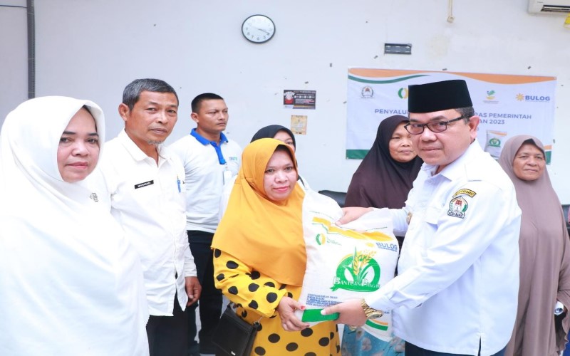 Stabilkan Harga Pangan, PJ Bupati Aceh Barat Salurkan Bantuan CBP
