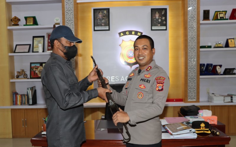 Warga Aceh Tamiang Serahkan Senjata AK-56 Sisa Konflik ke Polisi