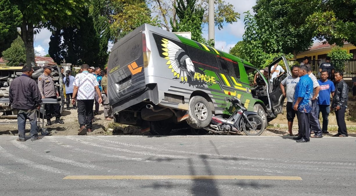 Isuzu Hantam Angkutan Umum dan Sepeda Motor di Dairi