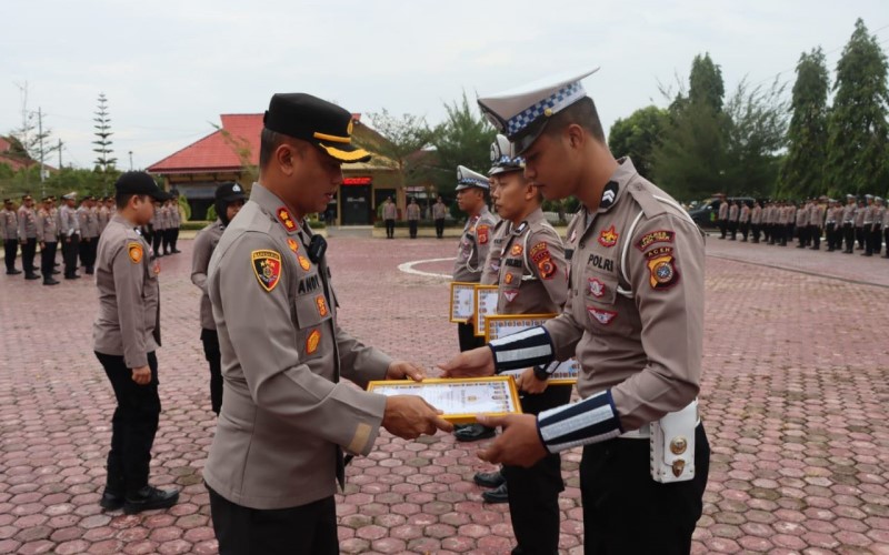 Kapolres Aceh Timur Beri Penghargaan Pada Empat Anggota Berprestasi Kapolres Aceh Timur Beri Penghargaan Pada Empat Anggota Berprestasi