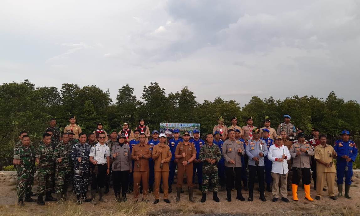 Kapolres Langsa Ikuti Penanaman Mangrove Serentak