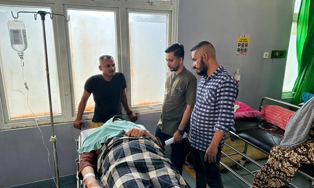 Terkendala Biaya Hidup di RS, Haji Uma Bantu Janda Yang Terkena Peluru Masa Konflik di Aceh Utara