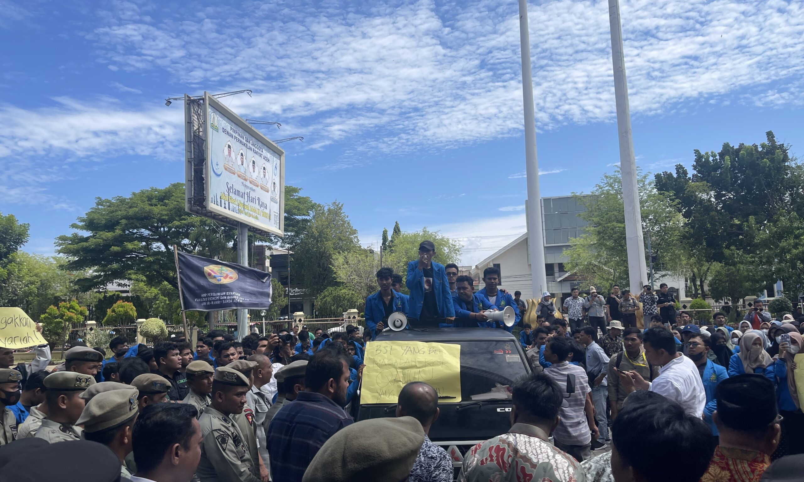 Tolak Revisi Qanun LKS, Ratusan Mahasiswa Demo di DPRA