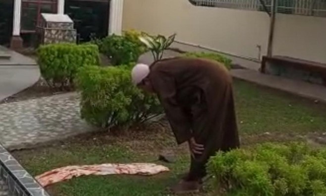 Viral Pria Salat di Halaman Gereja Medan