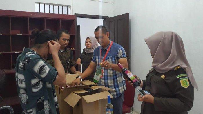 Penyidik Polresta Banda Aceh Serahkan Tersangka Penyedia Miras ke Kejari