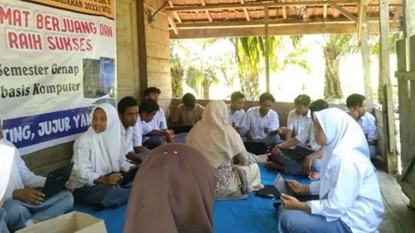 Pelajar SMA Aceh Timur Ikut Ujian di Atas Bukit