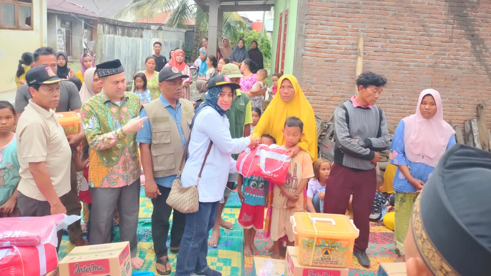 Dinsos Agara Serahkan Bantuan Masa Panik Untuk Korban Kebakaran