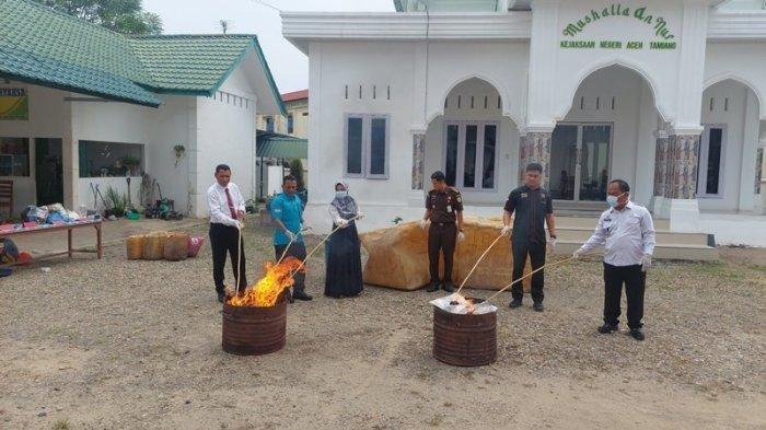 Kejari Aceh Tamiang Musnahkan BB Narkotika Kejari Aceh Tamiang Musnahkan BB Narkotika