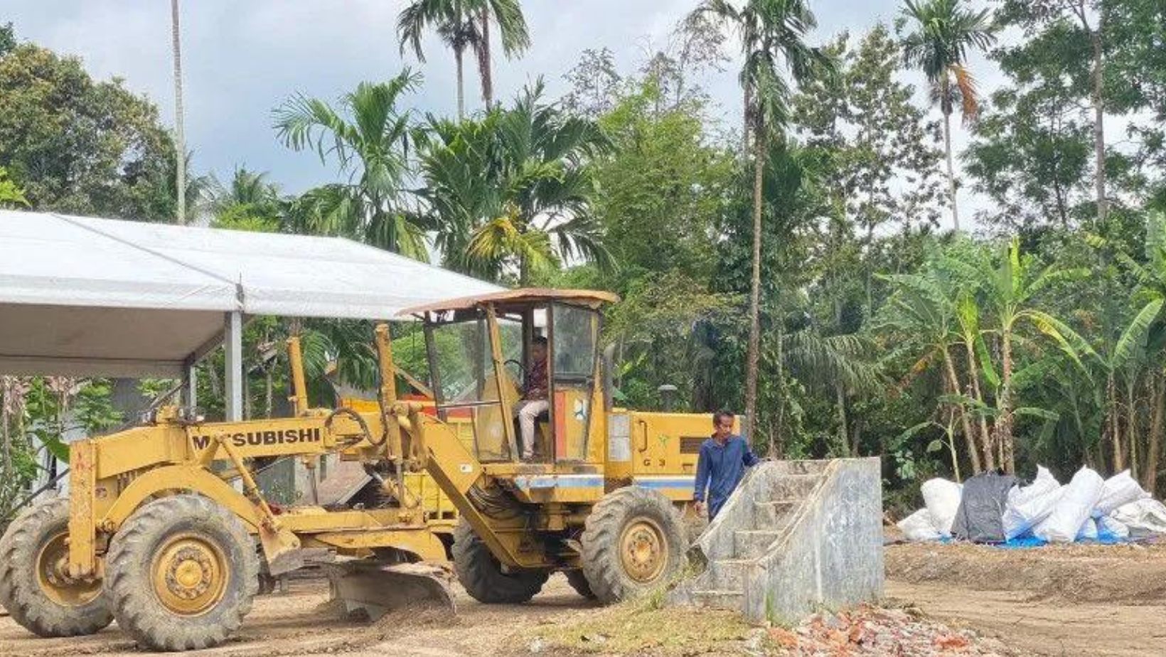 Rumoh Geudong Aceh Diratakan Jelang Kedatangan Presiden Jokowi Rumoh Geudong Aceh Diratakan Jelang Kedatangan Presiden Jokowi