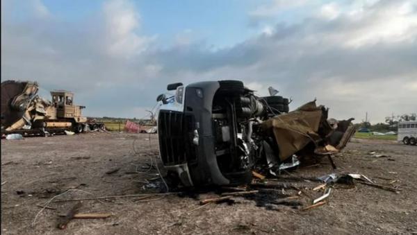 Angin Tornado Terjang Texas Angin Tornado Terjang Texas