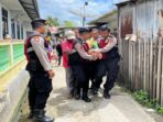 Tim Elang Polres Langsa Mengevakuasi Nenek Lumpuh Ke RS Tim Elang
