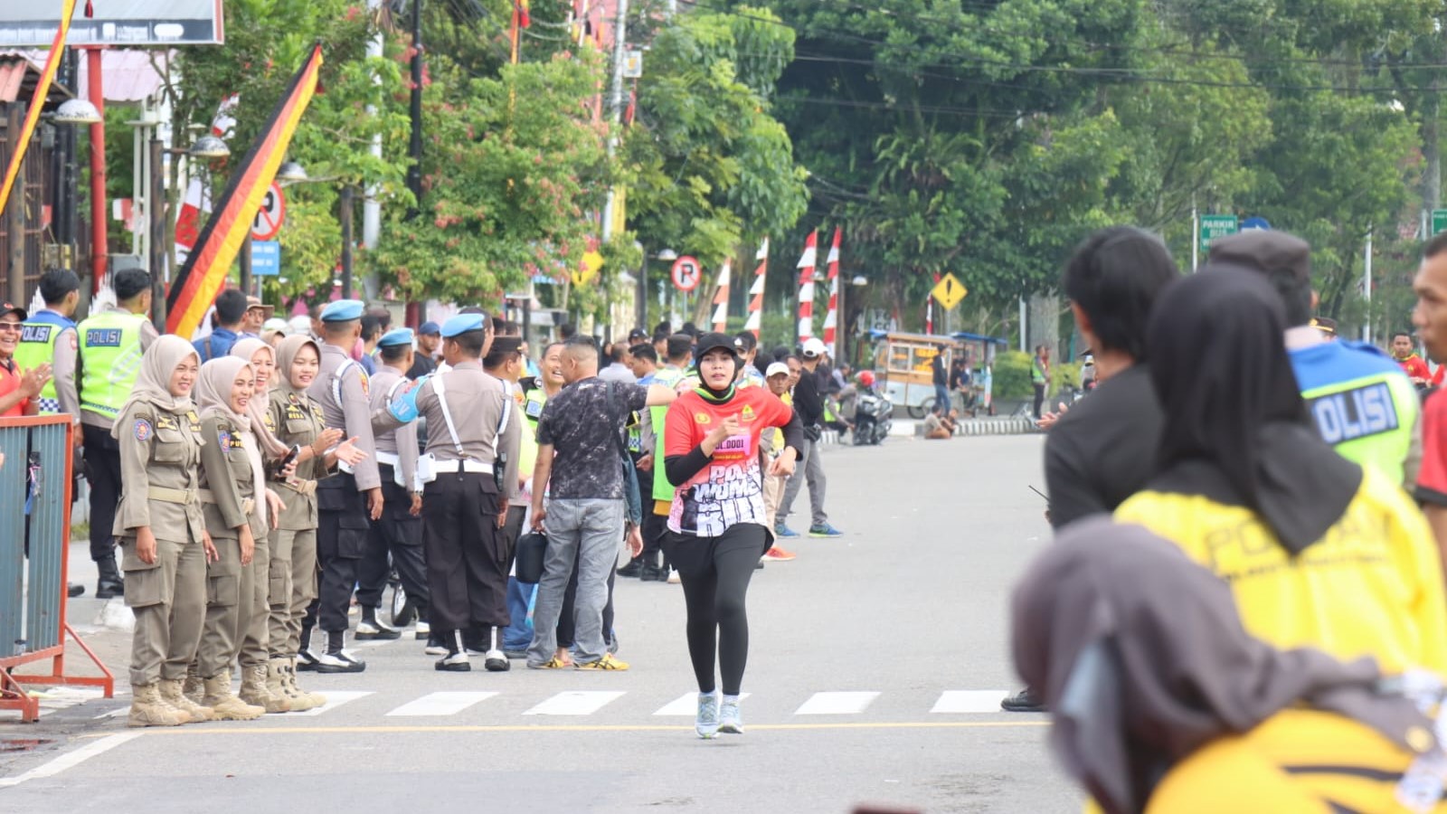 Ribuan Orang Ikuti POLICE WOMEN RUN 10 K Di Bukittinggi