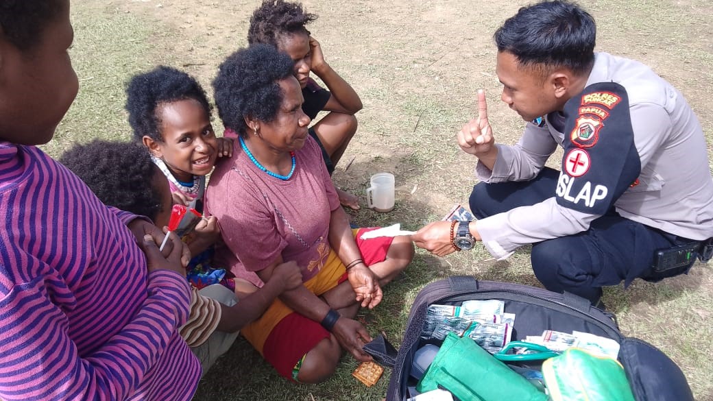 Tim Kesehatan Program Keladi Sagu Obati Pengidap ISPA dan Cephalgia