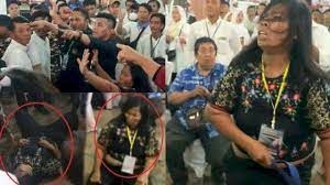 Wanita Di Sumut Lempar Sendal ke Jokowi Wanita Di Sumut Lempar Sendal ke Jokowi