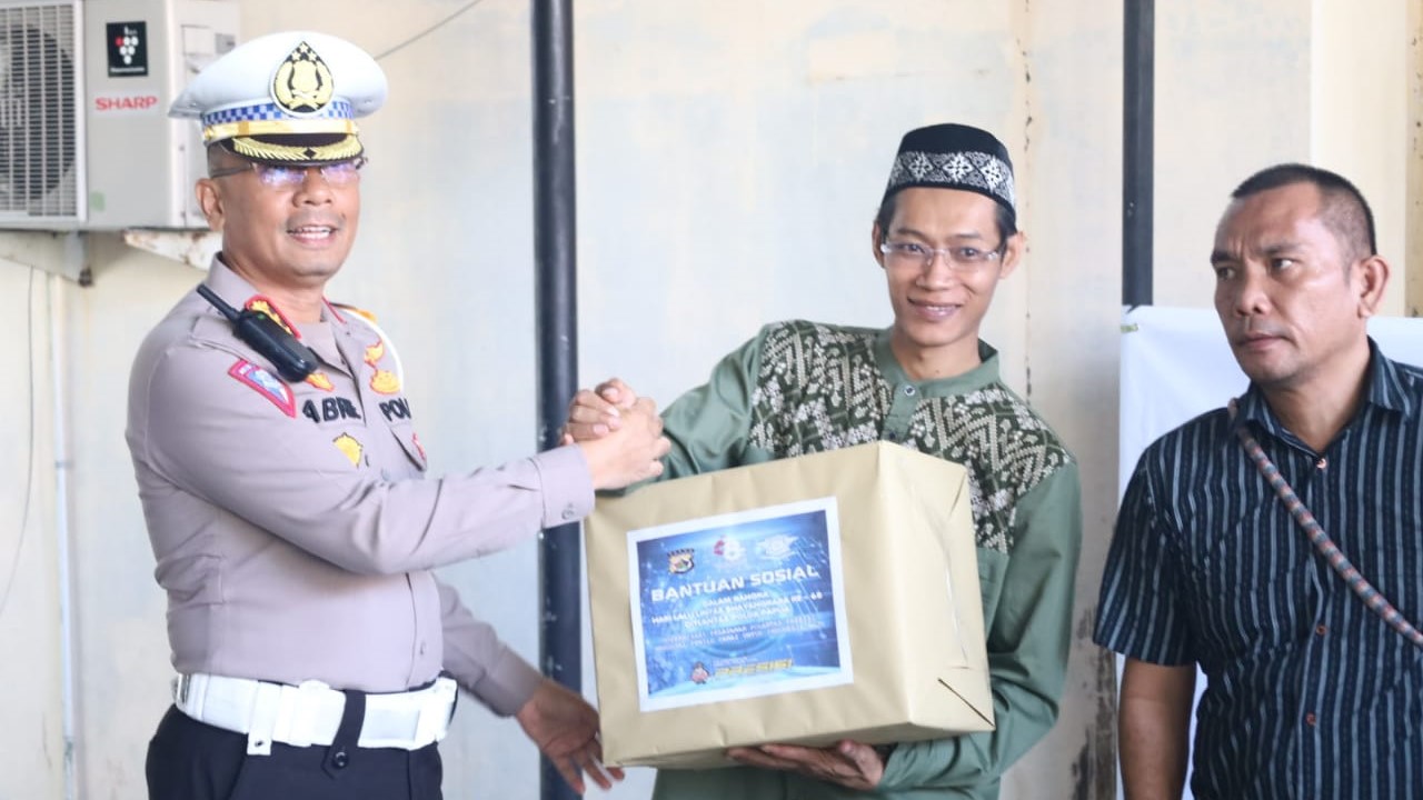 Direktorat Lalu Lintas Polda Papua Bagikan Sembako