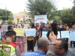 Masyarakat Penjaitan Demo Kantor Kejaksaan Aceh Singkil