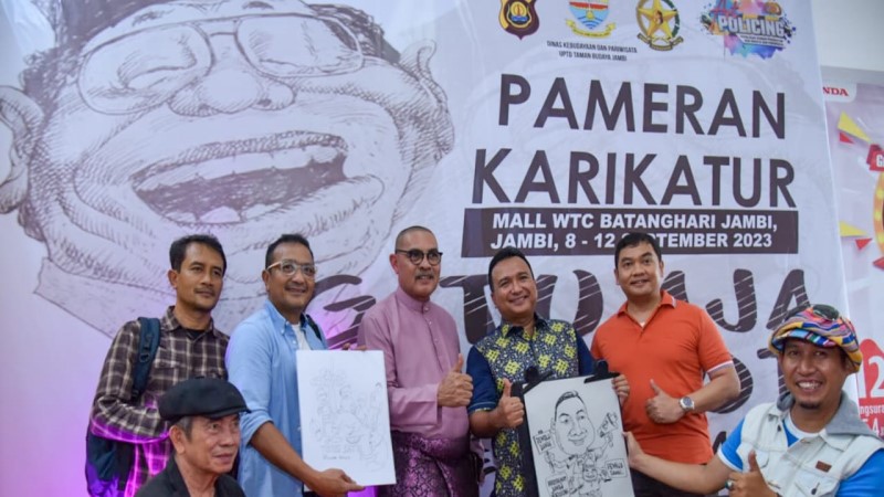 Pameran Karikatur Di Jambi Disambut Antusias Para Pengunjung