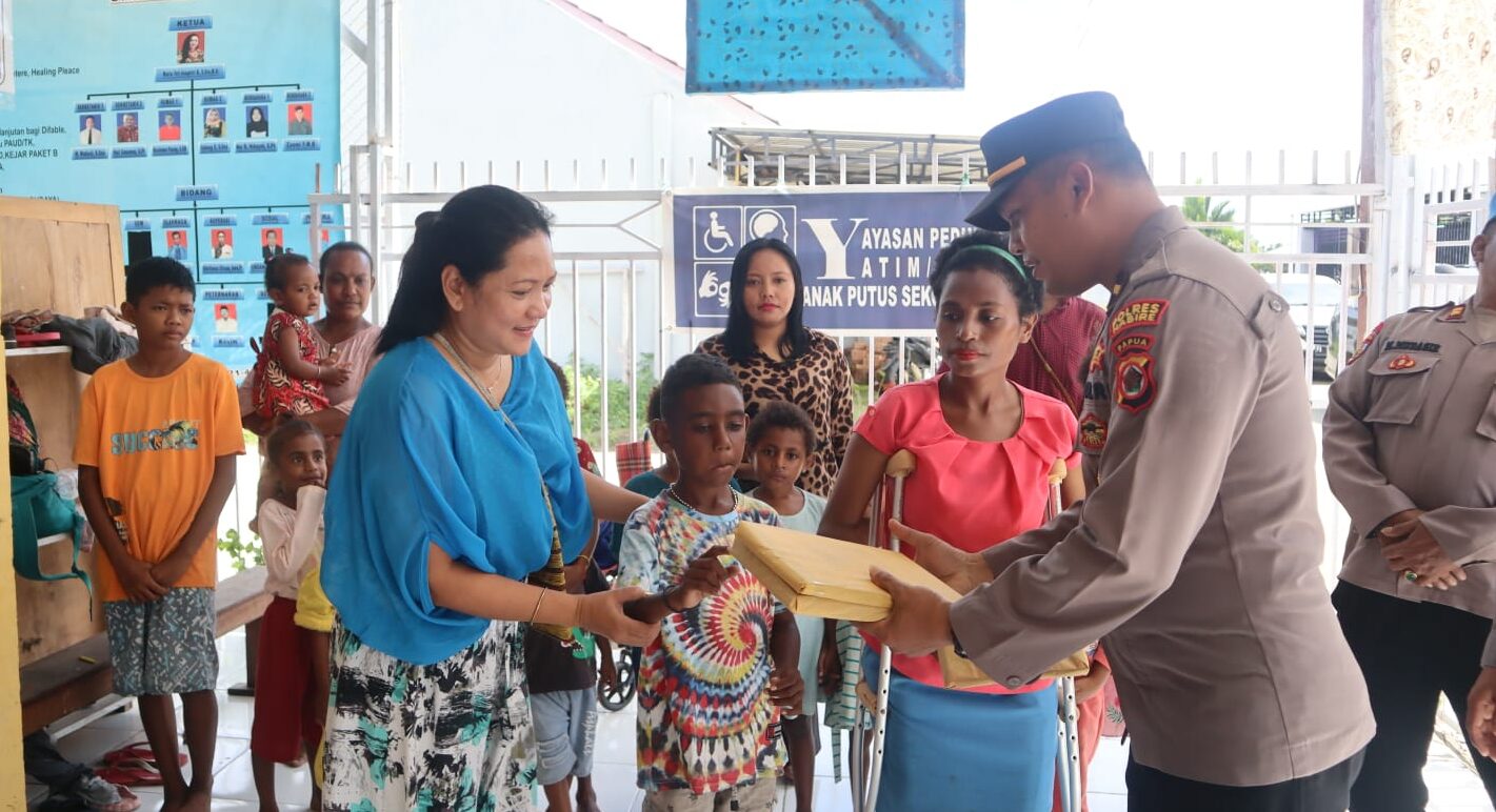 Polisi Distribusikan Buku Kepada Yayasan Peduli Difabel Yatim Piatu Nabire